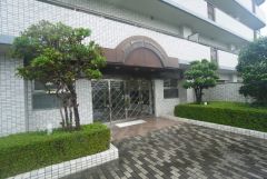 マンションのエントランスは、防犯性を高めるオートロックや来客対応スペースがあり、住まいの顔として安心感を与えます＾＾
