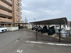 敷地内バイク置き場を備え、愛車の保管も安心。住まいのすぐそばで管理できるため、防犯面にも配慮された環境です＾＾