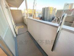 広々としたバルコニー。 天気のいい日にはお布団もまとめて干せそうですね＾＾