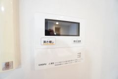 急なお湯の使用にも素早く対応できる「沸き増し」機能を搭載。現在温度の確認や設定変更も大型液晶で分かりやすく、音声ガイド付きのためどなたでも安心して操作していただけます。
