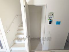 キッチン横には広々パントリー付き＾＾ パントリー横にはリビング階段を採用。 顔を合わせる時間が増えるので、ご家族とのコミュニケーションがとりやすく距離がグッと縮まりそうですね＾＾