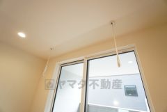 窓際に室内物干し付き＾＾雨の日や花粉の季節の洗濯も安心です＾＾