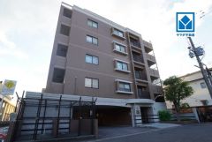 曰佐小学校まで徒歩10分。スーパーやコンビニなども近く周辺環境充実。快適でゆとりのある生活空間で新生活を始めましょう^^
