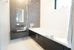 1日の疲れを癒すくつろぎのバスルーム。足を伸ばしてもゆったりと入れるサイズです。お子様と一緒にお風呂に入っても狭くないですね＾＾