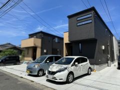 シンプルでいつまでも飽きのこないデザインが周囲の環境に調和し、どんなご家族にもフィットするデザインです。