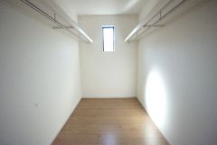 洋室にはハンガーパイプ付きのウォークインクローゼットが設けられています。たっぷり収納できるので衣替えの心配もいりませんね＾＾