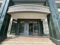 深みのある色調の石貼り柱と、優雅な曲線を描くキャノピーが、住まう方を圧倒的な存在感で迎え入れます＾＾ 