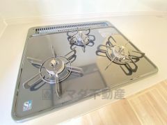3種類の料理が同時に調理できる、3口ガスコンロ。忙しい夕食の支度時間が短縮できて効率よくお料理が楽しめます。
