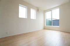 主寝室としてお使いいただけそうなこちらのお部屋は、日当たりが良く、爽やかな風を感じて起きる朝は、快適生活の始まりに。