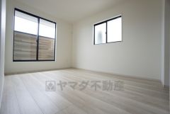 バルコニーに面した約7.5帖の洋室。