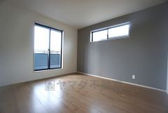 主寝室としてお使いいただけそうなこちらのお部屋は、日当たりが良く、爽やかな風を感じて起きる朝は、快適生活の始まりに。