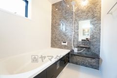 1日の疲れを癒すくつろぎのバスルーム。足を伸ばしてもゆったりと入れるサイズです。お子様と一緒にお風呂に入っても狭くないですね＾＾