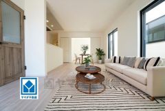 家族が集まる開放的なリビング。思い思いの時間を過ごしたり食事をしたり、素敵な団らんの場になりますね。 家具はCGによるイメージ。