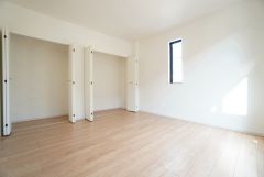 住む人のこだわりを活かす洋室。日当たりがよく、寝室としての利用もおすすめ。広めのクローゼットには荷物をすっきり片付けられ、ゆとりのある暮らしが出来ます＾＾