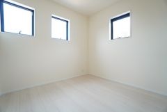 2面採光を確保した明るい室内は、風通しも良く、大変居心地の良い空間となっております。日当たりがよく、子供部屋としての利用もおすすめ。