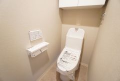 清潔感のある使い勝手の良いトイレで、毎日気持ちよくお使いいただけます。上部には収納棚付きで、トイレットペーパーや掃除用品を収納できてすっきり整理整頓されたトイレに＾＾