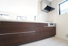 収納も、作業スペースも広々と設けられた使いやすいシステムキッチンです＾＾カウンターキッチンなので、ご家族と会話をしながら楽しくお料理ができます＾＾