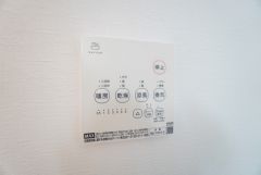 浴室暖房乾燥機には、暖房、乾燥、涼風、換気の4つの機能が付いています。タイマー付きです。換気・雨の日の洗濯も安心です＾＾