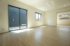 窓から光が差し込む明るいリビングダイニングです＾＾