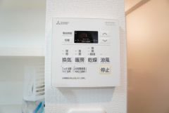 浴室暖房乾燥機には、暖房、乾燥、涼風、換気の4つの機能が付いています。タイマー付きです。換気・雨の日の洗濯も安心です＾＾