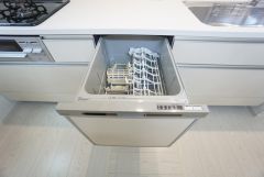 炊事時間を大幅に短縮できる食器洗浄乾燥機付き＾＾食器を洗う手間が減るので家族とのコミュニケーションの時間や自分の時間が増えますね。