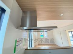 コンロ上には換気扇完備＾＾すぐ横に小窓が設けられているので、換気扇と合わせてWで換気できます＾＾