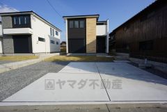 駐車スペースは、全棟ゆとりある2～3台分を確保。マイカー用に、お客さま用に、余裕を持ってご利用いただけます＾＾