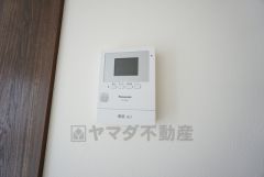 防犯性もばっちり、TVモニター付きインターホン完備。大きなモニターで玄関先を確認できます。録画機能が付いているので不在時の訪問者も確認できて安心です＾＾