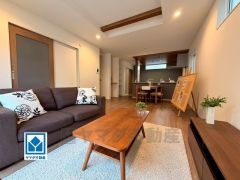 家族が集まる開放的なリビング。思い思いの時間を過ごしたり食事をしたり、素敵な団らんの場になりますね。