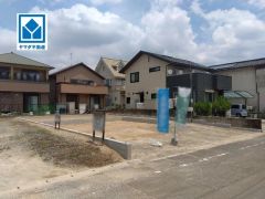 2026年6月撮影。 全2区画の新築戸建です。 歩10分圏：ロピア・白水大池公園・ナフコ・ＭｒＭａｘ・ローソン・ファミマなど。西鉄バス「松ヶ丘団地」停歩6分。大橋駅行き＾＾