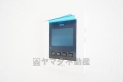 防犯はもちろん、セールスマン対策にもなるモニター付きインターホンです。 来訪者の顔が見えるので安心ですね＾＾