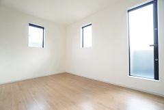 2面採光を確保した明るい室内は、風通しも良く、大変居心地の良い空間となっております。日当たりがよく、子供部屋としての利用もおすすめ。