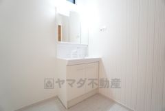 洗面台、洗濯機置き場、バスルームが連なっている、生活導線の考えられた作りになっています。