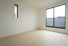 主寝室としてお使いいただけそうなこちらのお部屋は、日当たりが良く、爽やかな風を感じて起きる朝は、快適生活の始まりに。 