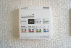 雨の日の洗濯も安心できる浴室暖房乾燥機付き浴室。リモコンで操作もボタン1つで簡単です。