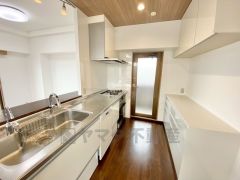 対面式キッチンなのでリビングにいるご家族とコミュニケーションを取りながら洗い物や、お料理が楽しめそうですね＾＾ 