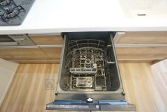 炊事時間を大幅に短縮できる食器洗浄乾燥機付き＾＾食器を洗う手間が減るので家族とのコミュニケーションの時間や自分の時間が増えますね。