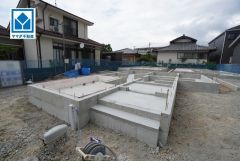 リビングに収納2ヵ所・キッチン横にパントリー付。 2階廊下収納・全室収納付きなので衣類や荷物もすっきり収納可能。