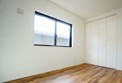 同仕様写真。暖かい日差しが差し込む洋室。たっぷり収納できるクローゼット付きでお部屋の中をすっきりと快適に保てます。