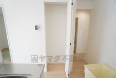 玄関扉にスリットのある明るい玄関です＾＾すぐ横にホール収納付き。