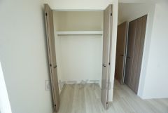 洋室にはハンガーパイプ付きのクローゼットが設けられています。たっぷり収納できるので衣替えの心配もいりませんね＾＾