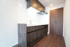 収納も、作業スペースも広々と設けられた使いやすいシステムキッチンです＾＾ 壁付けキッチンでLDKに広い空間が生まれます＾＾