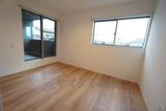 主寝室としてお使いいただけそうなこちらのお部屋は、日当たりが良く、爽やかな風を感じて起きる朝は、快適生活の始まりに。