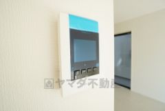 防犯はもちろん、セールスマン対策にもなるモニター付きインターホンです。 来訪者の顔が見えるので安心ですね＾＾