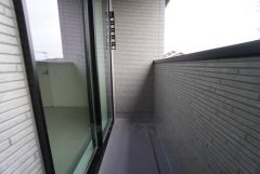 陽当たりの良いバルコニーです。天気のいい日にはお布団もまとめて干せそうですね＾＾