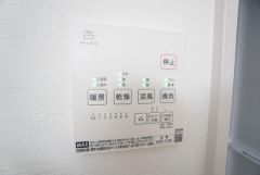 浴室暖房乾燥機には、暖房、乾燥、涼風、換気の4つの機能が付いています。タイマー付きです。換気・雨の日の洗濯も安心です＾＾