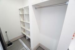 玄関にはシューズクローク付き。ご家族全員分の靴からベビーカーやゴルフバッグなどもしっかり収納できます＾＾