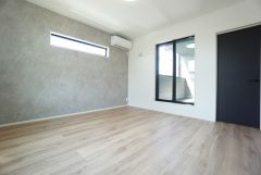 主寝室としてお使いいただけそうなこちらのお部屋は、日当たりが良く、爽やかな風を感じて起きる朝は、快適生活の始まりに。