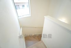 お子様も高齢の方も安心して上り下りができる手摺がついた安心設計です。