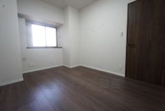 6帖。主寝室としてお使いいただけそうなこちらのお部屋は、日当たりが良く、爽やかな風を感じて起きる朝は、快適生活の始まりに。 